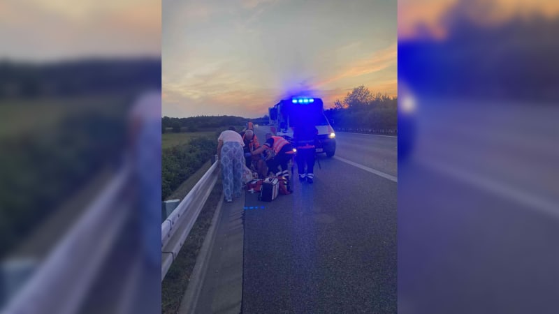 Mladík za jízdy vypadl z dodávky na dálnici D11. Řidič si ničeho nevšiml a jel dál