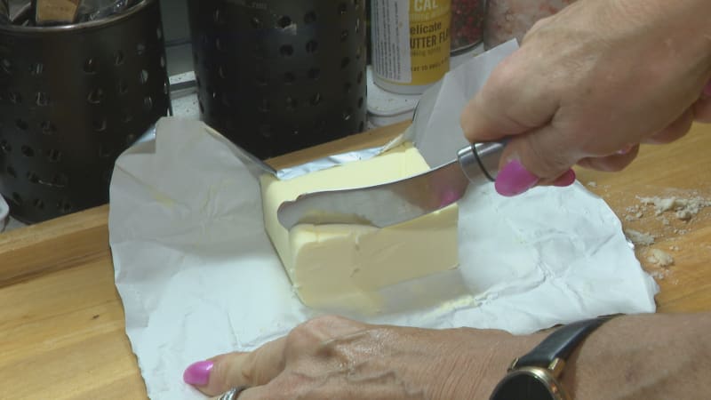 Žádné slepé šetření: Češi rádi sáhnou po dražším másle či čokoládě. Zajímá je kvalita