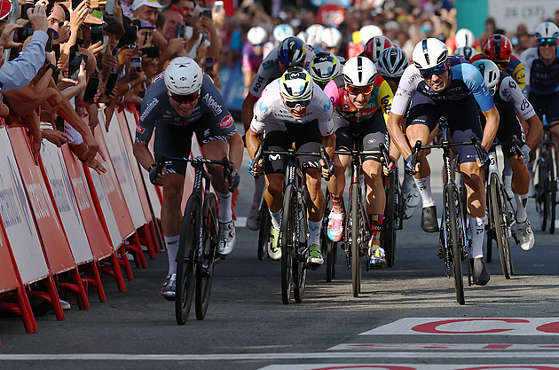 Perfektní práce Alpecinu na úvod Vuelty. Philipsen má triumf i červený dres