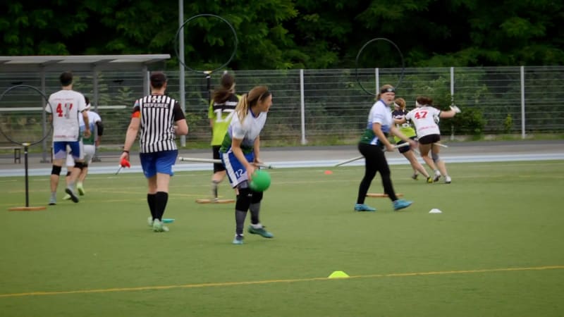 Místo košťat plastové trubky: Brno ožilo kouzelnickým sportem. Mudlové se utkali ve famfrpálu