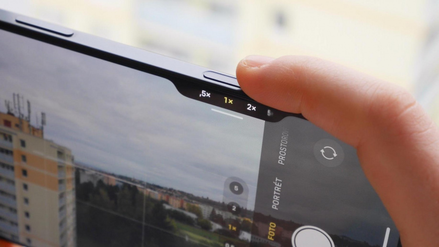 Žádný konec, ale výrazné zjednodušení. Kontroverzní prvek iPhonu přijde o jednu funkci