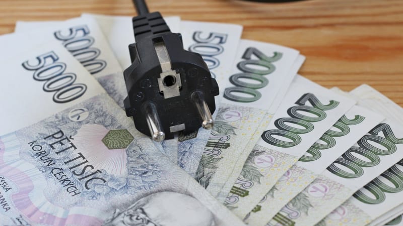 Konec šetření: Češi opět svítí a topí naplno. Proč mají nižší ceny, než jsou na burze?