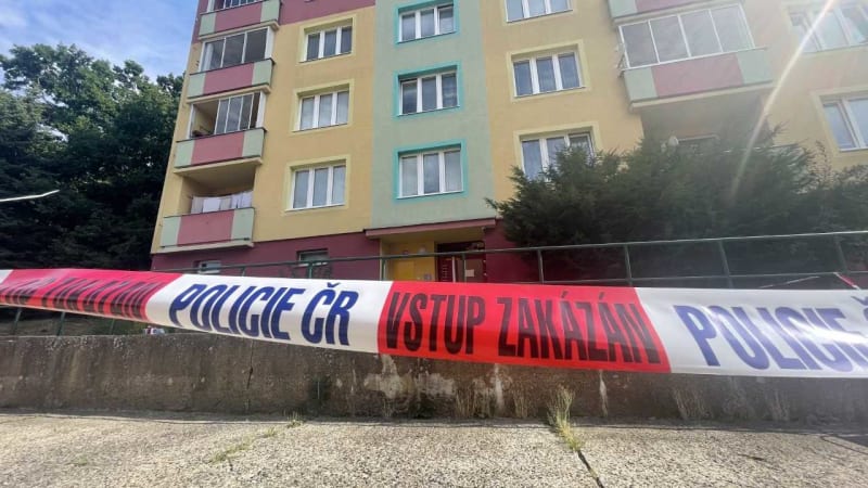 Hasiči evakuovali lidi z paneláku v Chomutově kvůli narušené statice. Nesmí se vrátit 