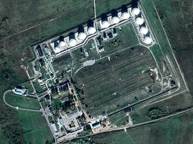 Ukrajinci zasáhli Rusům klíčovou stanici přečerpávající naftu pro armádu