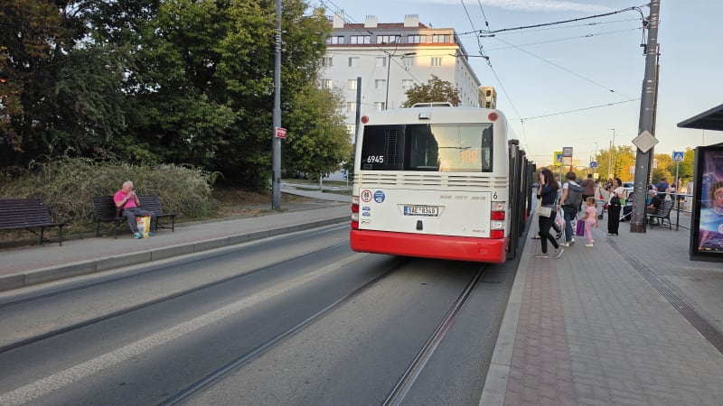 Za autobusy v zastávkách se často tvoří kolony. Řidiči je přitom mohou objet i na plné čáře