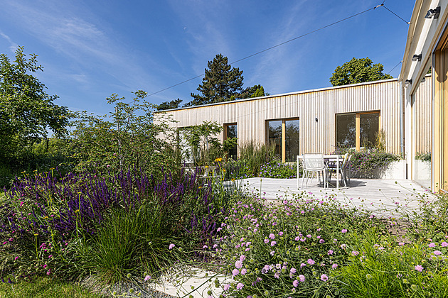 Venkovská zahrada a torzo starého sadu vdechly modernímu domu poetickou duši