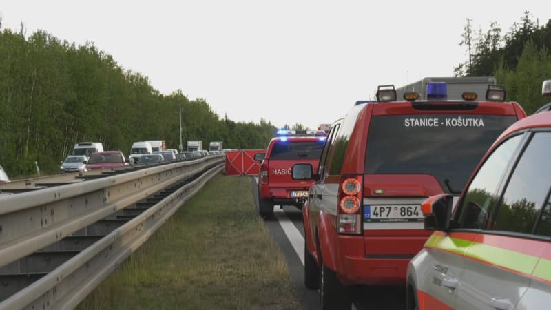 Požár na D5: Plameny zachvátily na Tachovsku nákladní automobil, dálnice je uzavřená