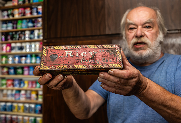 Rekordman z Hradce křižuje vlakem Evropu, byt má plný obalů od žvýkaček