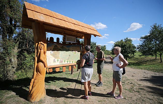 Nová naučná stezka se sochami a minirozhlednou upomíná na zavraždění Mariany