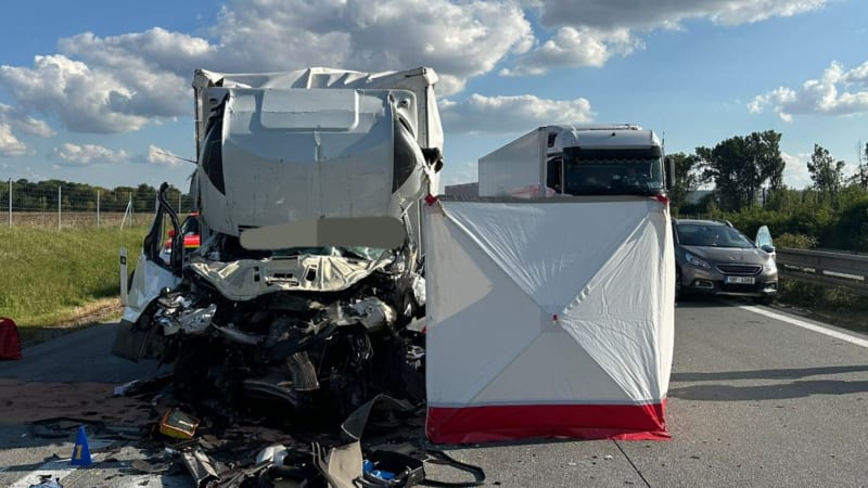 Srážka kamionu a dodávky na D2: Jeden z řidičů zemřel, dálnice byla uzavřena
