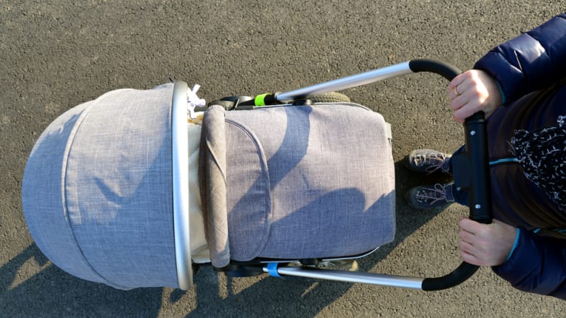 Udeřil kojence do hlavy a hodil s ním. Muž z Královéhradecka je obžalovaný, hrozí mu doživotí