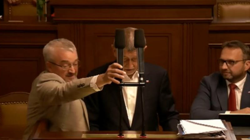 Fraška ve Sněmovně: Nechám vás vyvést, hrozila Pekarová Babišovi. Benda mu sebral mikrofon