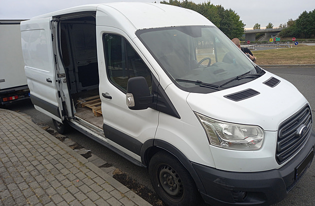 Uzbek vezl po D1 tunu kuřecího v autě bez chlazení. Tak hotovo, ukončil jízdu celník