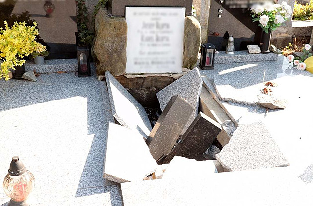 Vandal z olomouckého hřbitova zatím uniká. Mohl hledat cennosti, míní policie
