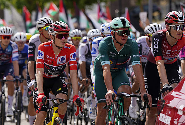 Vingegaard zničil soupeře a poveze dres lídra do Madridu. Drama obstarali aktivisté