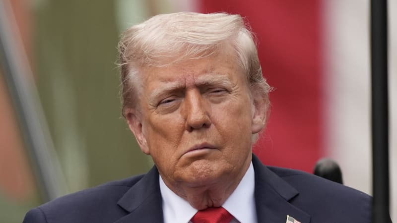 Trump vypadal naprosto příšerně, upozorňují lidé. Spekuluje se o prodělané mrtvici