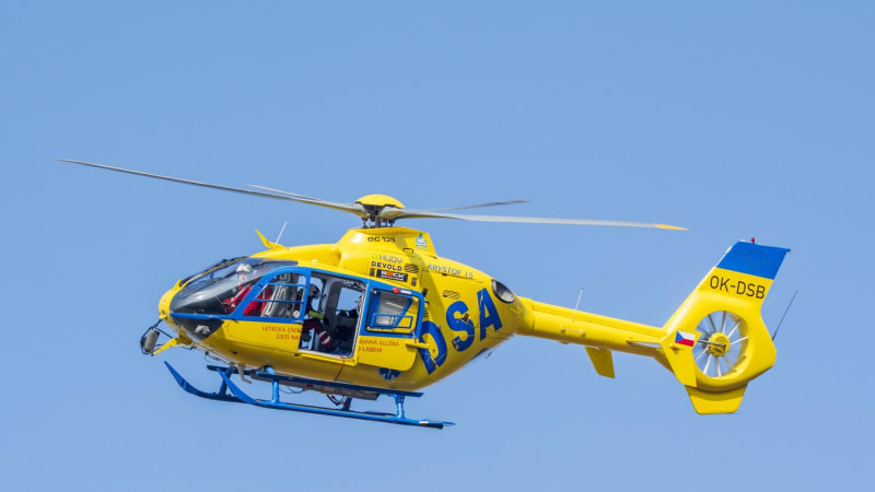 Řidič na Tachovsku vletěl do betonové konstrukce, zraněné transportoval vrtulník