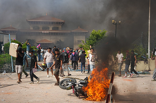 Při protestech v Nepálu zemřelo 72 lidí. Nová premiérka slibuje změny