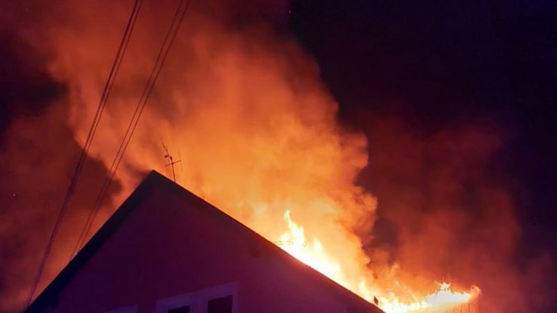 Požár bytového domu v Liberci: Plameny pohltily střechu, lidé museli před ohněm utíkat