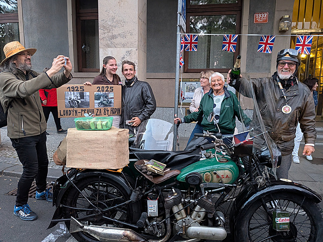 Jsou v cíli. Veterán zopakoval po 100 letech jízdu z Londýna do Prahy