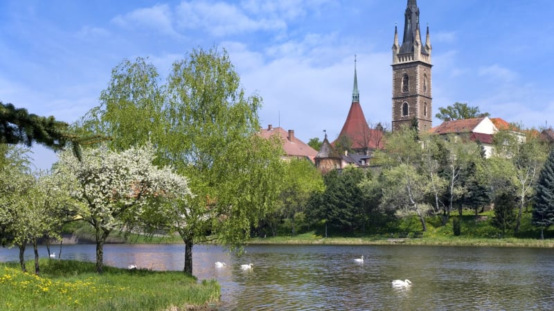 Drama v Čáslavi: V rybníce se topila žena s vnoučaty, zachránila je družinářka