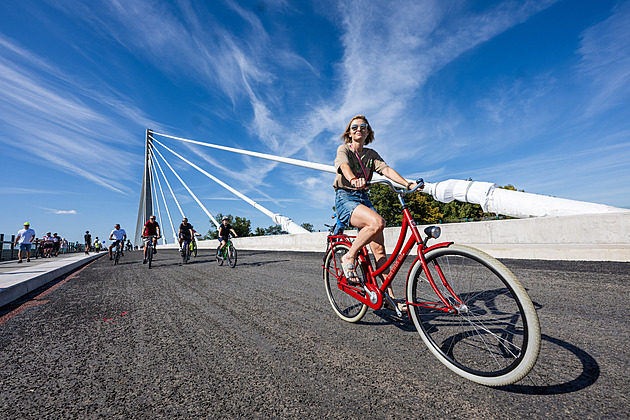 Tisíce lidí obdivovaly v Pardubicích největší lanový most. Obchvat brzy otevřou