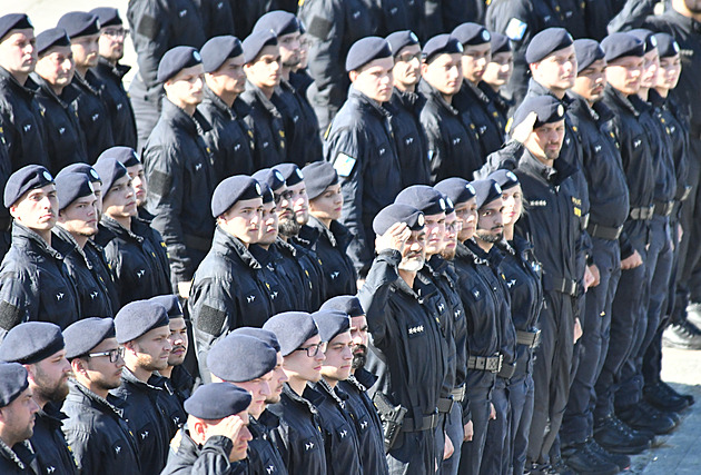 Dny NATO v Ostravě vrcholí. Duka tradičně požehnal novým policistům a hasičům
