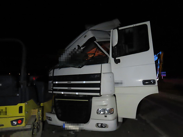Do staveniště u D35 najelo nákladní auto, nabouralo dva pracovní stroje