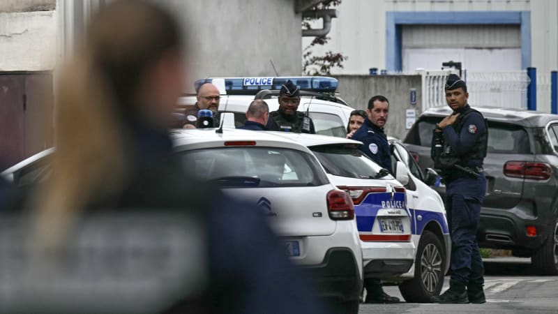 Žák pořezal učitelku v obličeji během vyučování v Benfeldu. Při zadržení se sám pobodal