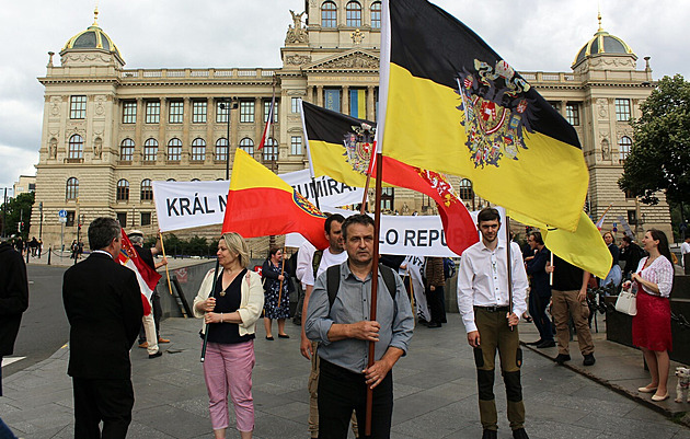 Koruna Česká ve volbách 2025: nejde jim jen o návrat krále, do Senátu se už dostali