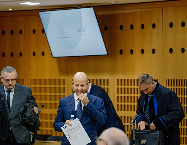 Další den Dozimetru: Hlubuček mluvil o dárku od Redla, poté vypovídal muž z DPP