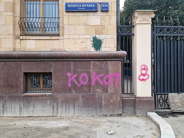 „Češi jsou buzeranti.“ Na ambasádu v Moskvě zaútočili vandalové