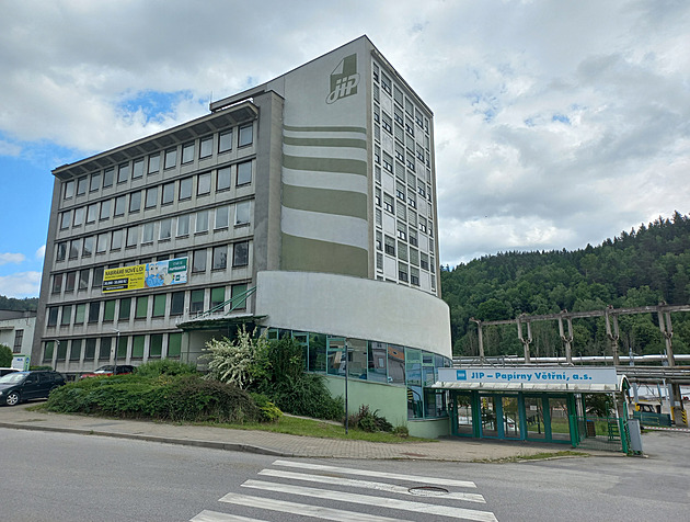 Naposledy do práce. Slavné papírny končí, Větřní lidem hledá zaměstnání