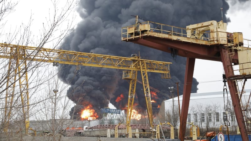 Ukrajinci cílí na ropnou infrastrukturu Ruska. Hrozí Moskvě kolaps ekonomiky?