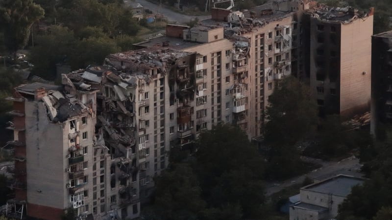 Zóna smrti v Pokrovsku se zvětšuje. Boje se přesouvají do města, civilisté trpí ve sklepech