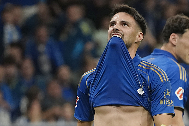 Protest fotbalistů proti zápasu v Americe: 15 sekund nehráli, televize přepla záběr