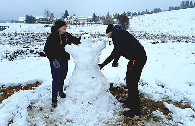 Hory zasypal sníh, nadšenci na Kvildě postavili sněhuláka. Silnice jsou sjízdné