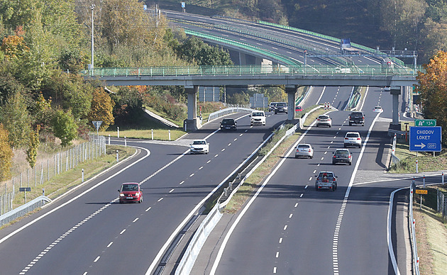 Dálnice D6 ve směru na Karlovy Vary stála. Na Sokolovsku ji uzavřela nehoda
