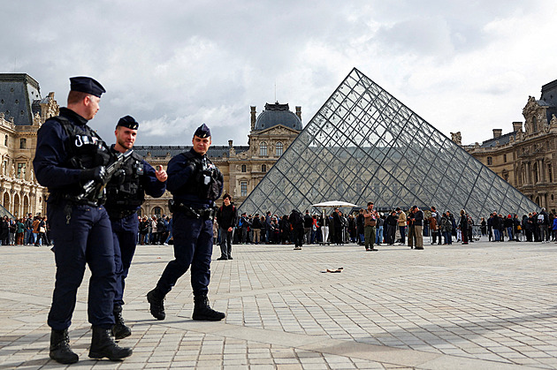 Za loupeží v Louvru jsou malí zločinci z Paříže, nechali za sebou řadu stop