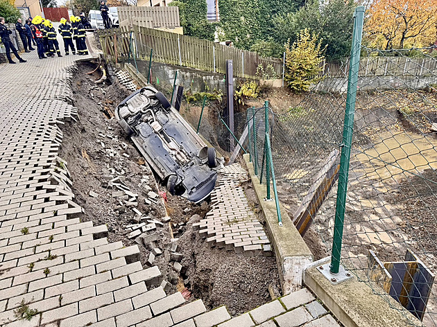 Sesuv půdy ve Stodůlkách strhl auto strážníků, převrátilo se na střechu