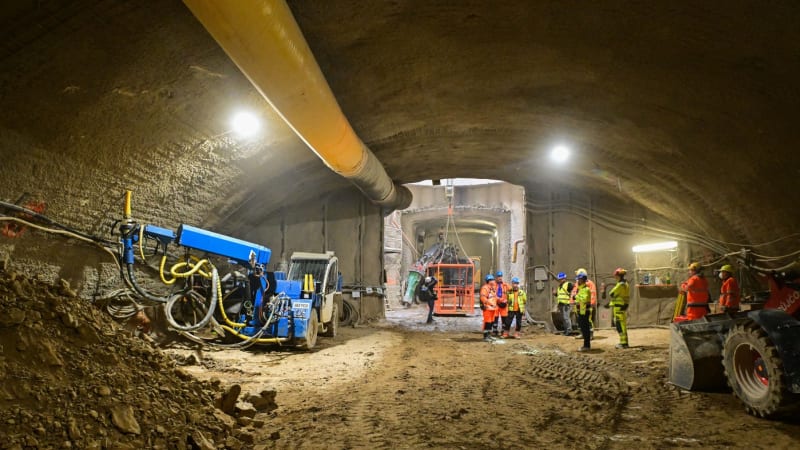 V Brně se hloubí průzkumná štola pro tunel Vinohrady. Dělníci používají speciální metodu