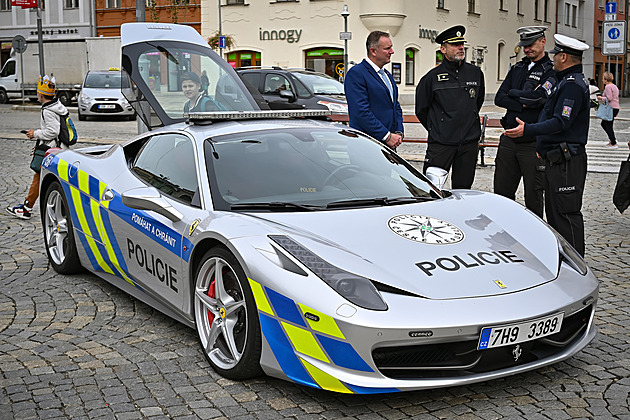 Koho poslouchat na silnici. Kromě policie také celníky, ale i silničáře