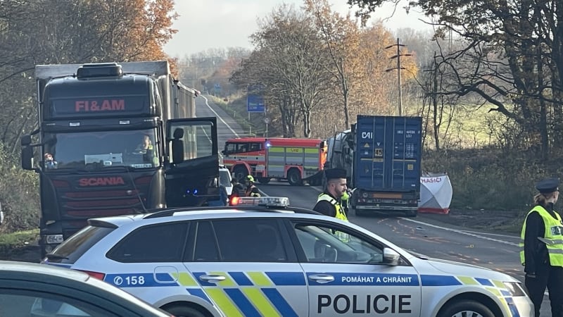 Chodce na Ústecku srazila míchačka a přejel kamion