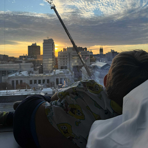 Jsem hrdá, jak to zvládá, říká matka hocha, kterého v Bostonu čeká důležitá operace