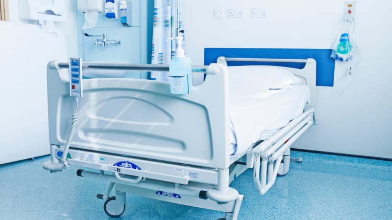 Pětina pacientů leží v Česku na internách zbytečně. Není zvykem umírat doma, vysvětluje lékař