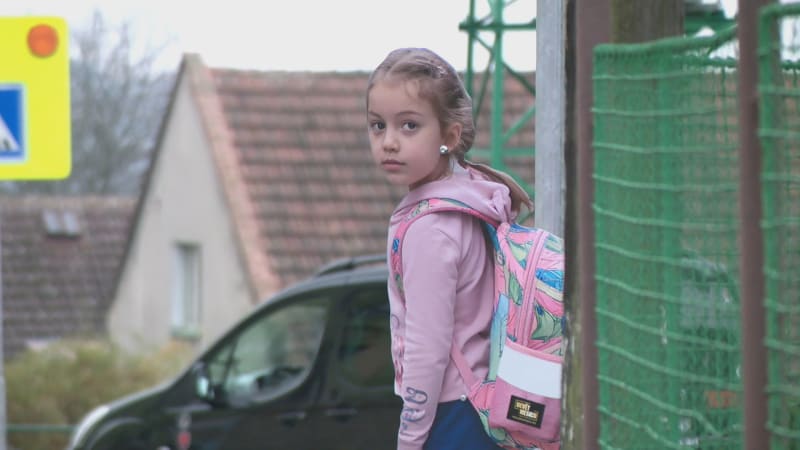 Obce vytáhly nový trik proti neukázněným řidičům: Školačka u silnice vypadá jako živá