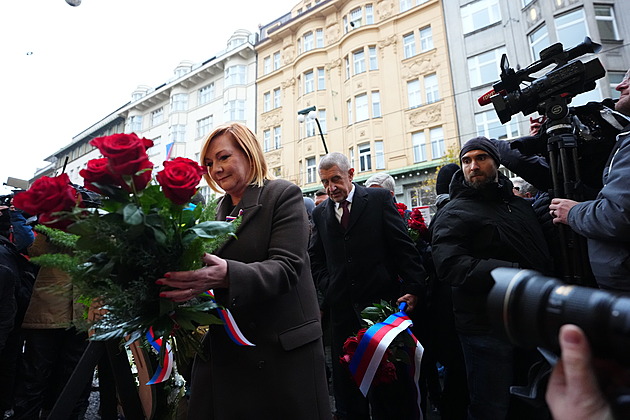 Na Národní třídu přicházejí první politici. Hanba! volali protestující na Babiše