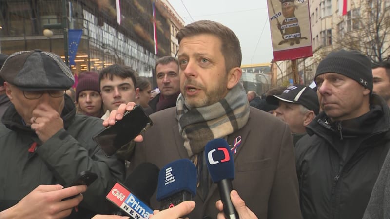 Ostuda, zkritizoval Rakušan Okamuru za neúčast na Národní. V davu se střetl s příznivci SPD