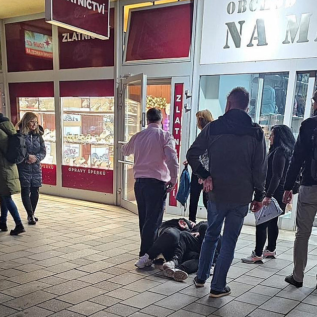 Dívka zneškodnila lupiče u zlatnictví. Nasadila jsem mu kravatu, říká