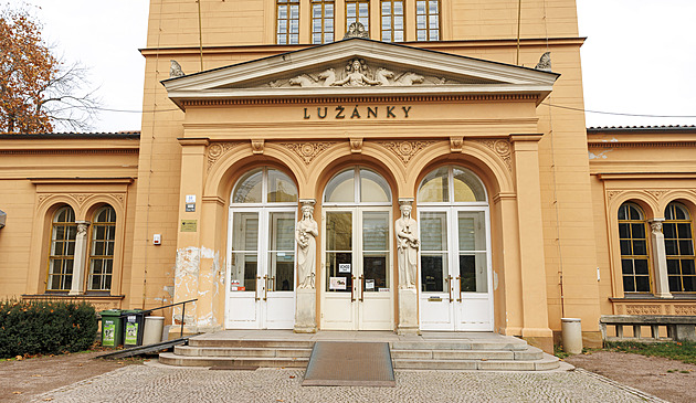 Lidem vadí stav toalet v oblíbeném centru, hlasují pro „spláchnutí minulosti“